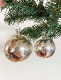 Set zilveren vintage kerstballen. Glazen kerstversiering, deukbal en stip