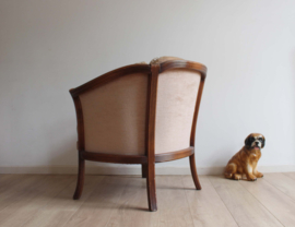 Vintage fauteuil bekleed met licht bruin velvet. Antieke velours stoel