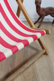 Gestreepte retro strandstoel voor kids. Houten klapstoel / ligstoel