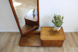Antieke draaibare passpiegel met ladekastje.  Houten vintage kastje met spiegel