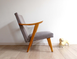 Vintage fauteuil met ruitjes bekleding. Retro design lounge stoel