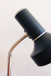 Zwarte retro bureaulamp. Vintage lampje met buigbare poot