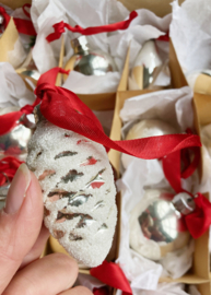 Set van 20 glazen vintage kerstballen. Antieke zilveren kerstversiering, o.a. deukballen