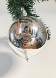 Grote glazen vintage kerstbal. Antieke zilvere kerstversiering