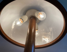 Houten vintage tafellamp met witte kap. Retro design lamp - Steinhauer?