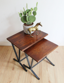 Vintage mimiset van hout en metaal. 2 retro tafeltjes / nesting tables