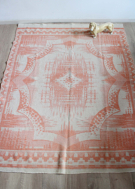 Roze / crème wollen vintage deken. Retro sprei / plaid - 157 x 200 cm.
