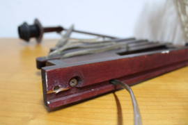 Vintage schaarlamp met geknoopte kap. Houten retro harmonica lamp