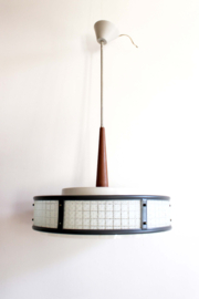 Vintage hanglamp met teak houten detail. Mid Century retro design lamp.