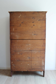 Antieke houten meidenkast. Vintage kast met planken en brede lade.