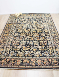 Wollen vintage tapijt met bloemen. Handgeweven Oosters kleed