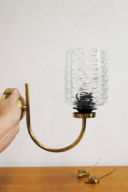 Goudkleurig vintage wandlampje met glazen kap. Hollywood Regency stijl  lamp