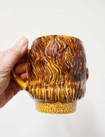 Aardewerk vintage snorrenmok. Stenen retro koffie beker / kopje