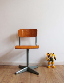 Vintage schoolstoel. Industriële retro stoel, zithoogte 42 cm.