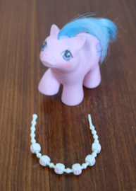 Baby Sniffles met ketting. Vintage My Little Pony - G1 - Hasbro. Retro MLP baby paardje
