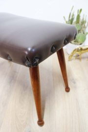 Vintage voetenbankje met bruin skai leer. Houten retro kruk/luiwammes