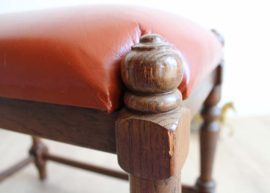 Eiken voetenbankje met skai leer. Houten vintage krukje / bankje