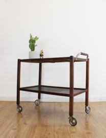 Houten vintage bijzettafel op wielen. Retro design trolley / sidetable