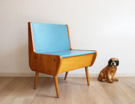 Toffe vintage klepbank met blauw skai. Houten retro kist met zitting.