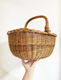 Boho rotan mandje / picknickmand. Rieten vintage mand met hengsel.
