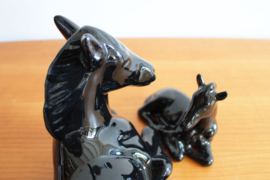 Zwart keramieken paard met veulen. Twee vintage paarden beeldjes