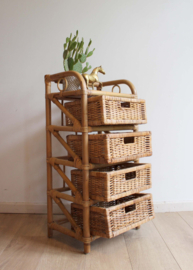 Rotan vintage kastje met 4 lades. Hoog Boho nachtkastje / ladekast