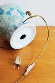 Vintage vaaslamp met roze bloemen. Keramieken lamp met kap