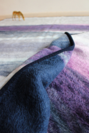 Tweepersoons vintage deken van Didas. Retro vegan sprei van dralon, blauw / paars