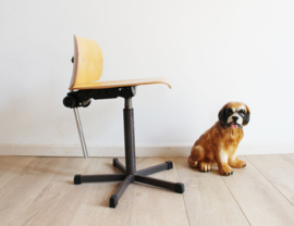 Industriële retro tekenstoel. Vintage atelier / werkplaats stoel