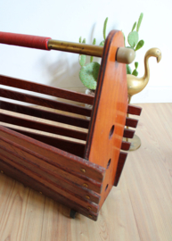 Houten vintage krantenbak. Retro lectuurbak / magazine holder
