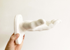Keramische vintage hand voor aan de muur. Wit retro zeepbakje