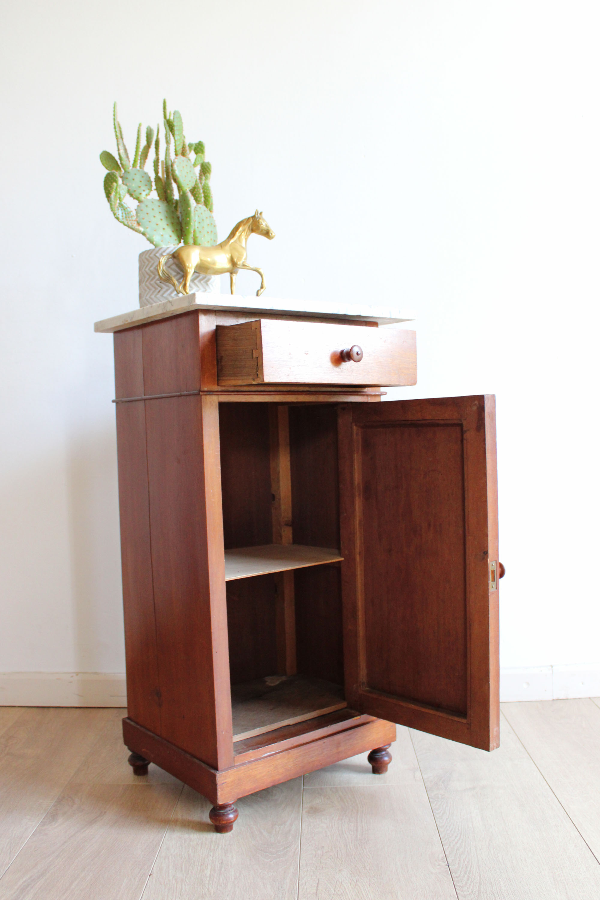 Antiek kastje met marmeren blad, Biedemeier? Houten vintage nachtkastje