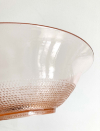 Roze glazen vintage schaal. Groot diep bord van glas, chipje