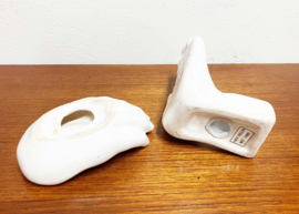 Twee witte keramieken handjes. Vintage boekensteun en retro zeepbakje