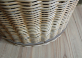 Vintage rotan mand van rotan. Retro rieten mand met deksel.