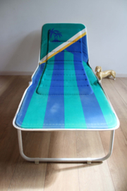 Blauwe vintage stretcher met palmboom. Retro veldbed / opklap bed