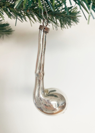 Glazen vintage kerstbal - pijpje. Antiek zilveren kerst ornament