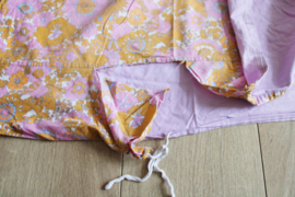 Vintage bloemetjes dekbedovertek met bloemen. Retro beddengoed