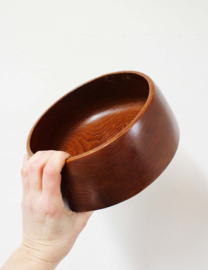 Houten vintage kom, schade aan rand. Ronde teakhouten retro schaal