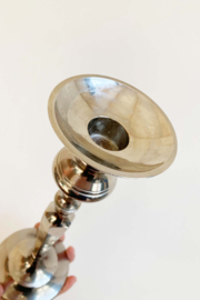 Zilverkleurige vintage kandelaar. Antieke (?) brocante kaarsenhouder