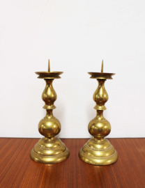 Set goudkleurige vintage kandelaars. Twee messing (?) kaarsen houders