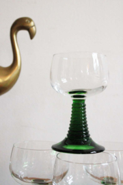 Set van 7 vintage wijnglazen op groene voet. Retro moezel /roemer glaasjes