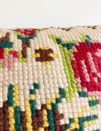 Vintage smyrna kussen met rozen. Handgemaakt retro bloemen kussentje
