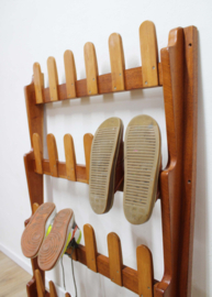 Houten vintage schoenenrek. Retro wandrek / kapstok