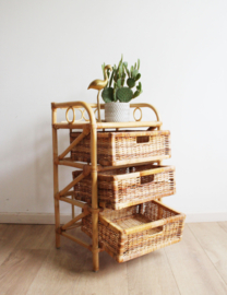 Rotan vintage kastje met 3 lades. Boho nachtkastje / retro ladekast