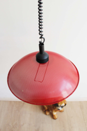 Rood metalen vintage hanglamp. Pilastro stijl retro lamp.