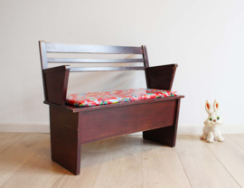 Bruin  vintage klepbankje met vrolijke zitting. Houten retro bankje