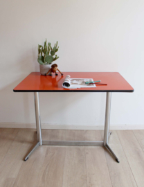 Oranje vintage eettafel.  Retro formica keuken / werk tafel