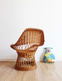 Koddige mini fauteuil van rotan. Rieten boho vintage stoeltje voor kids.