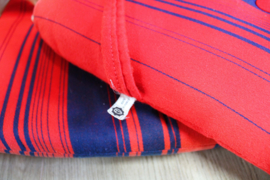 Set van 4 vintage tuinstoelkussens. Vier rood / blauw gestreepte retro kussens.